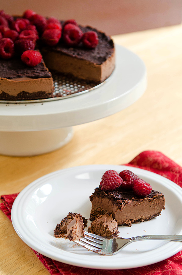 Double Dark Chocolate + Raspberry Vegan Cheesecake| soletshangout.com #raw #vegan #paleo #glutenfree