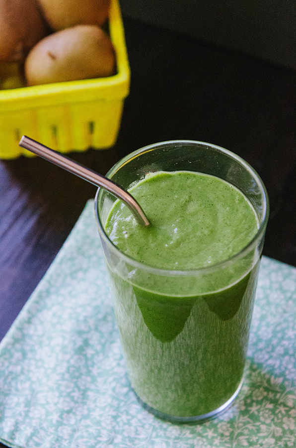 This Kiwi + #Matcha Green Smoothie is perfect for #detoxing! //soletshangout.com // #greensmoothie #smoothie #detox 