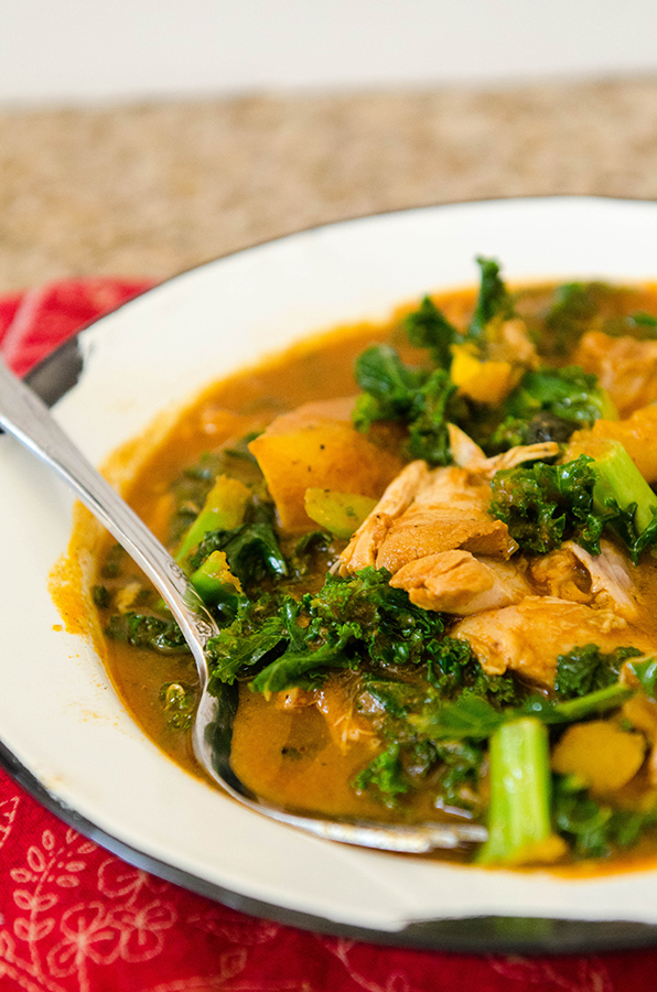 Tomato & Coconut #CrockPot Chicken Curry with Delicata Squash & Kale | Soletshangout.com #glutenfree #paleo #primal #slowcooker #curry