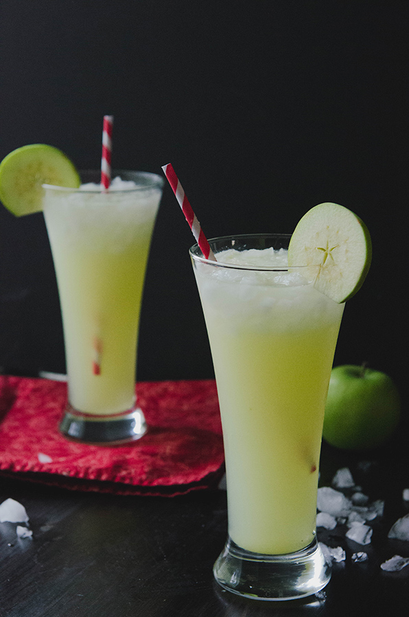Sour Green Apple, Ginger & Vodka Spritzer // soletshangout.com #cocktail #holiday #thanksgiving #greenapple #vodka #drinks #paleo #glutenfree 