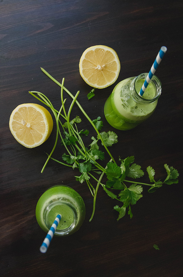 Detox Juice |My Go-To Green Juice for Detoxing // soletshangout.com #greenjuice #detox #cleanse #juicing #cilantro #glutenfree #vegan #paleo 