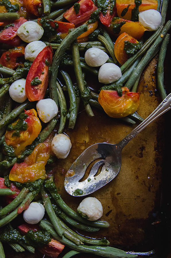 Roasted Tomato & Green Bean Caprese Salad by @SoLetsHangOut // www.soletshangout.com #caprese #vegetables #roastedtomatoes #greenbeans #glutenfree #primal #vegetarian 