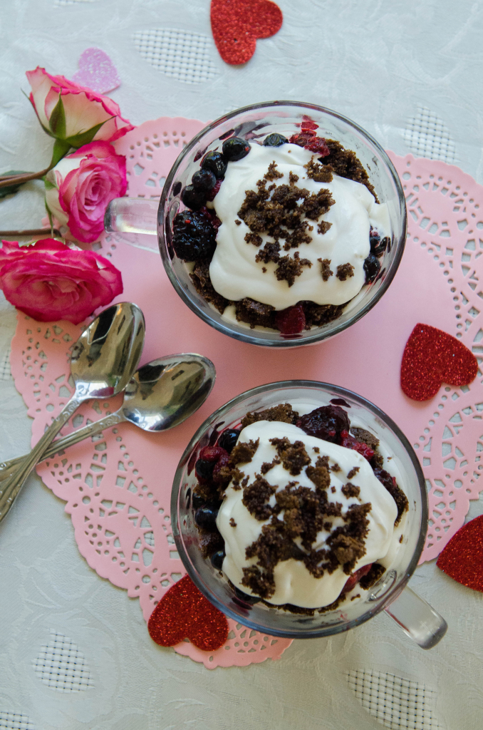 Grain-Free Cookies & Cream Trifle With Berries by @SoLetsHangOut // #glutenfree #grainfree #dessert #trifle #cookiesandcream #paleo #valentinesday