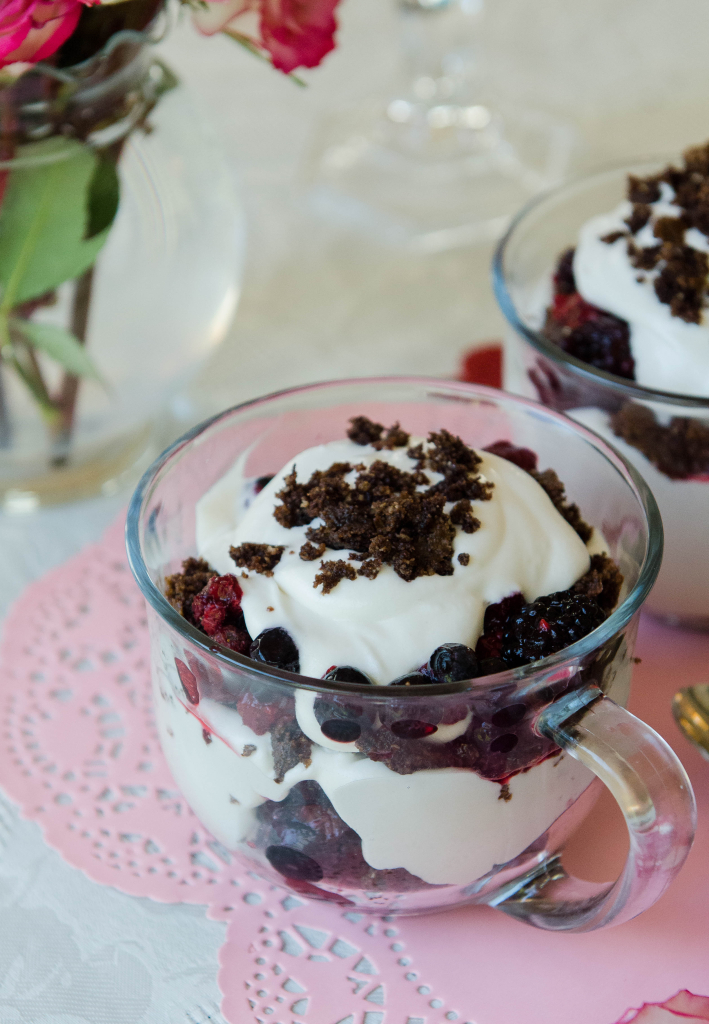 Grain-Free Cookies & Cream Trifle With Berries by @SoLetsHangOut // #glutenfree #grainfree #dessert #trifle #cookiesandcream #paleo #valentinesday