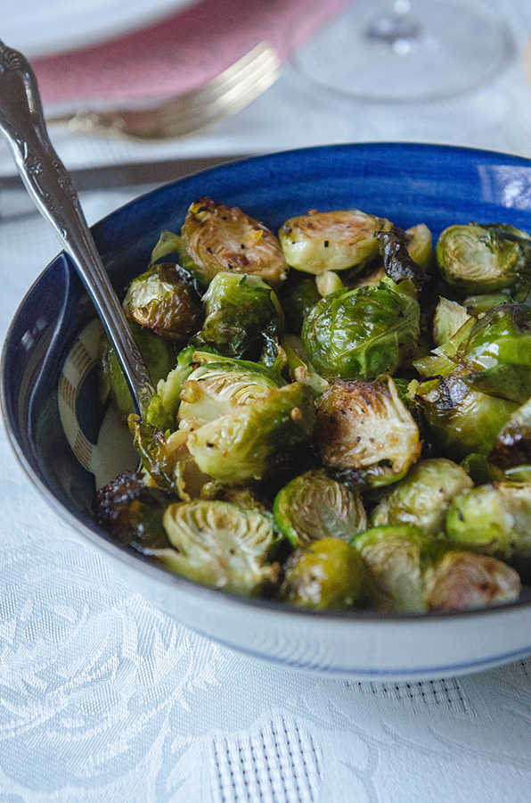 Lemon Roasted Brussels Sprouts by @SoLetsHangOut // #glutenfree #brusselssprouts #paleo #vegan #lemon #roasted #Sidedish #healthy