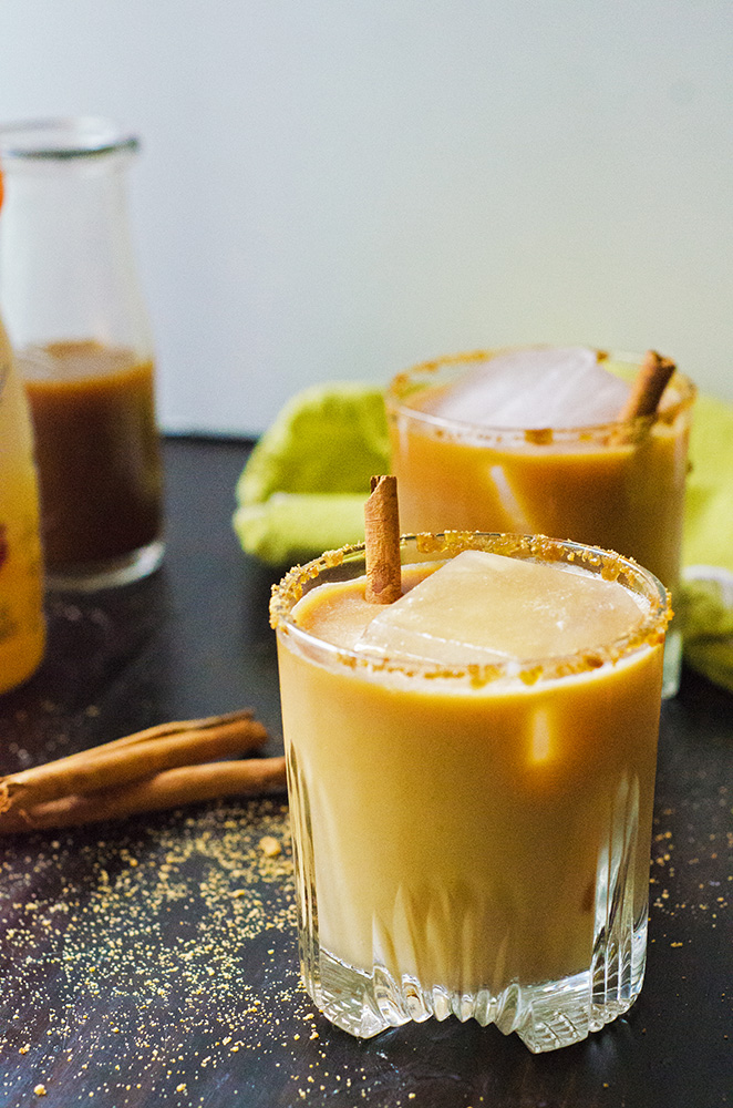 This Caramel Chai White Russian by @SoLetsHangOut is a twist on a classic and uses @InDelight Simply Pure Caramel coffee creamer! #simplypurecreamer #glutenfree #brunch #whiterussian #chai #cocktail 