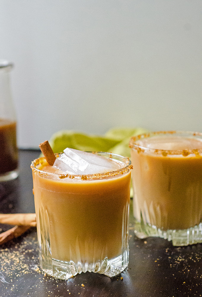 This Caramel Chai White Russian by @SoLetsHangOut is a twist on a classic and uses @InDelight Simply Pure Caramel coffee creamer! #simplypurecreamer #glutenfree #brunch #whiterussian #chai #cocktail 