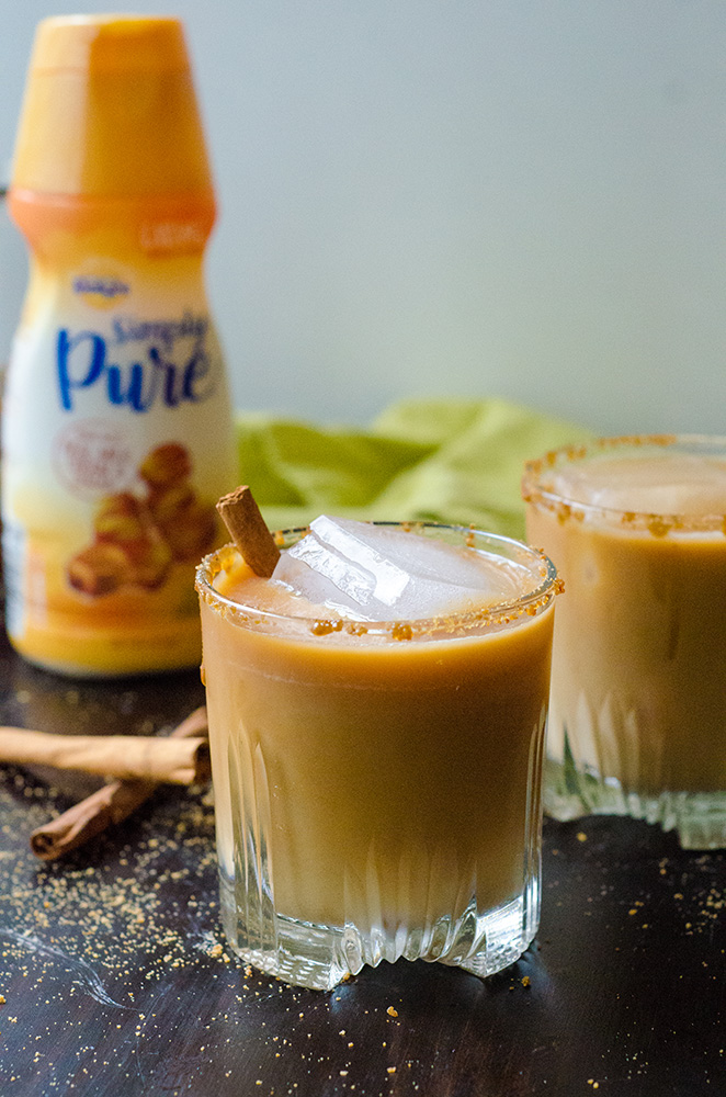 This Caramel Chai White Russian by @SoLetsHangOut is a twist on a classic and uses @InDelight Simply Pure Caramel coffee creamer! #simplypurecreamer #glutenfree #brunch #whiterussian #chai #cocktail 