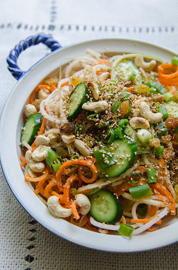 Daikon And Carrot Noodle Salad With Sesame Ginger Dressing by @SoLetsHangOut // #glutenfree #paleo #vegan #salad #spiralized #carrotnoodle #daikon #spiralizer #asian #sesame #ginger 