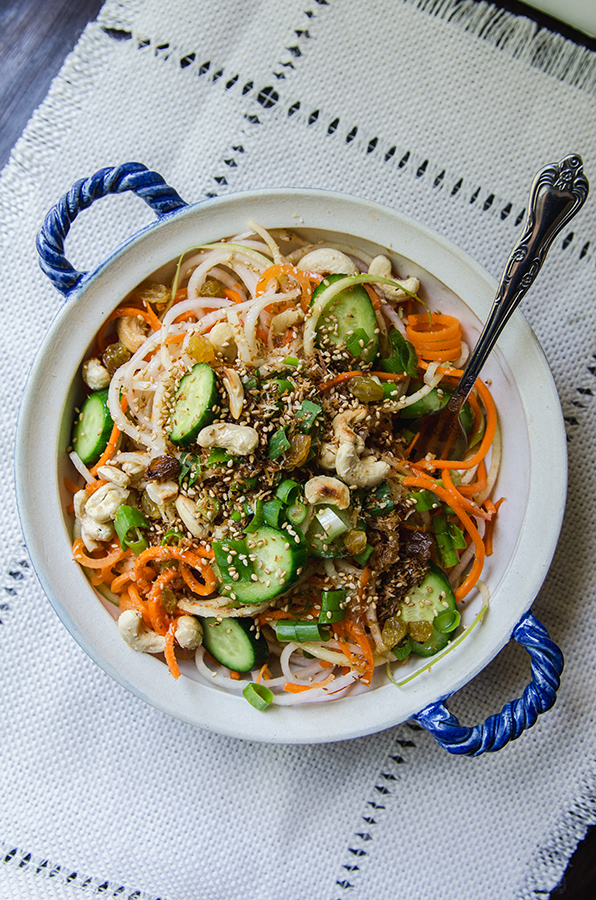 Daikon And Carrot Noodle Salad With Sesame Ginger Dressing by @SoLetsHangOut // #glutenfree #paleo #vegan #salad #spiralized #carrotnoodle #daikon #spiralizer #asian #sesame #ginger 