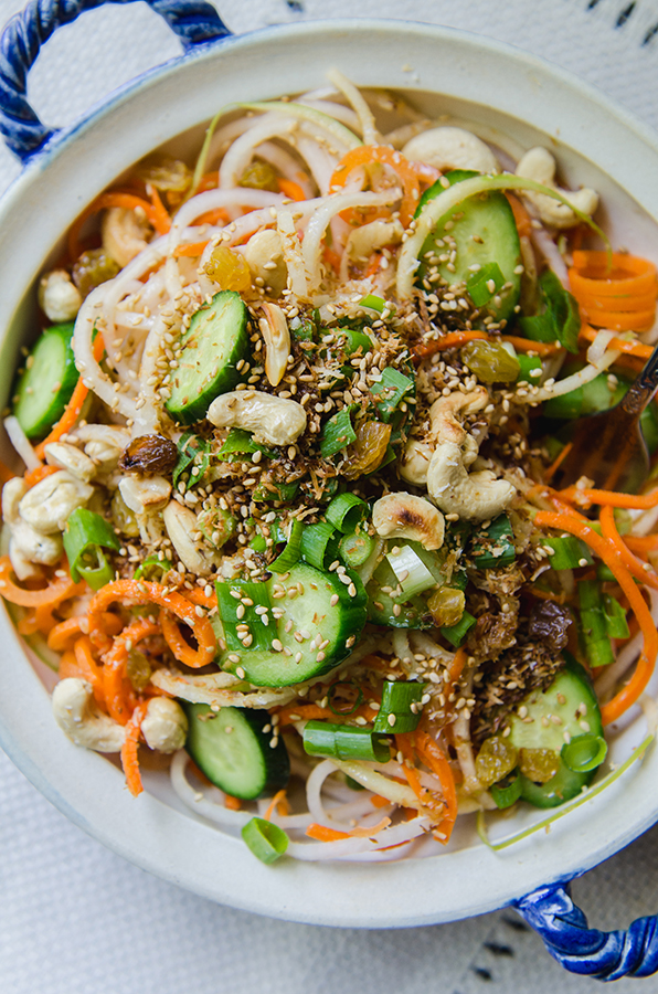 Daikon And Carrot Noodle Salad With Sesame Ginger Dressing by @SoLetsHangOut // #glutenfree #paleo #vegan #salad #spiralized #carrotnoodle #daikon #spiralizer #asian #sesame #ginger 