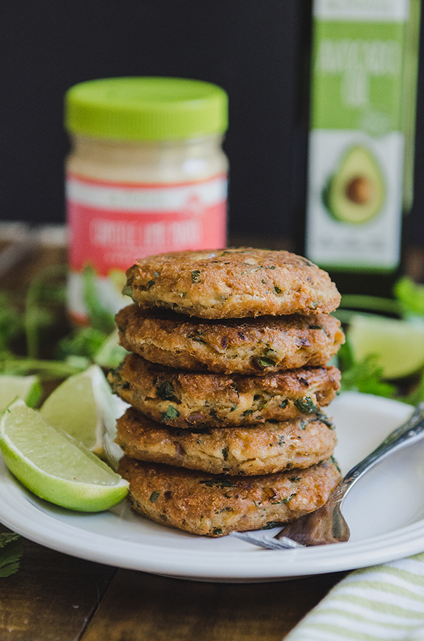 These Chipotle Lime Salmon Cakes from @SoLetsHangOut are #glutenfree #paleo and #whole30! 