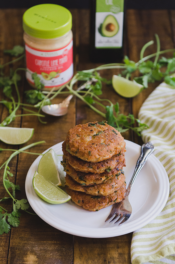 These Chipotle Lime Salmon Cakes from @SoLetsHangOut are #glutenfree #paleo and #whole30! 