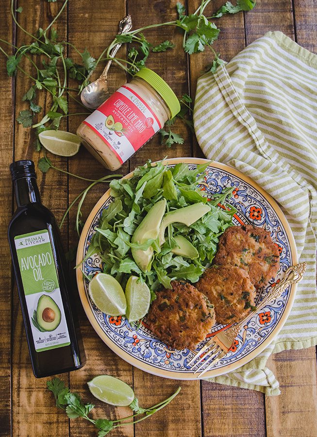 These Chipotle Lime Salmon Cakes from @SoLetsHangOut are #glutenfree #paleo and #whole30! 