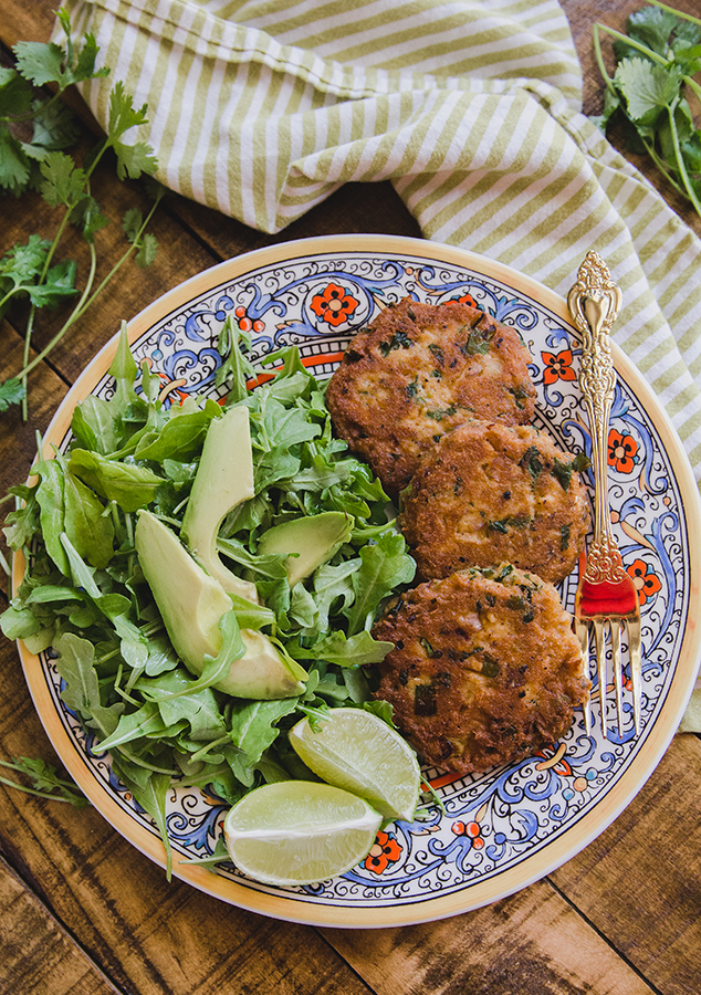 These Chipotle Lime Salmon Cakes from @SoLetsHangOut are #glutenfree #paleo and #whole30! 