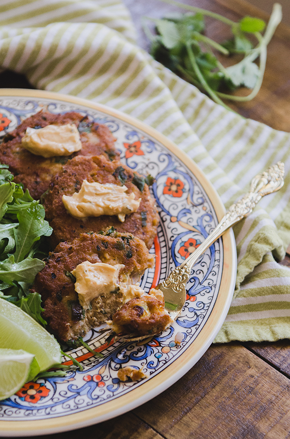 These Chipotle Lime Salmon Cakes from @SoLetsHangOut are #glutenfree #paleo and #whole30! 