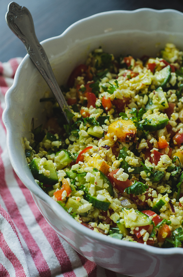 Turmeric Cauliflower Tabbouleh Salad with Veggies, Herbs & Peaches by @SoLetsHangOut is #paleo, #glutenfree and #vegan! #grainfree #turmeric #salad #tabbouleh #veggies #sidedish #latesummer 