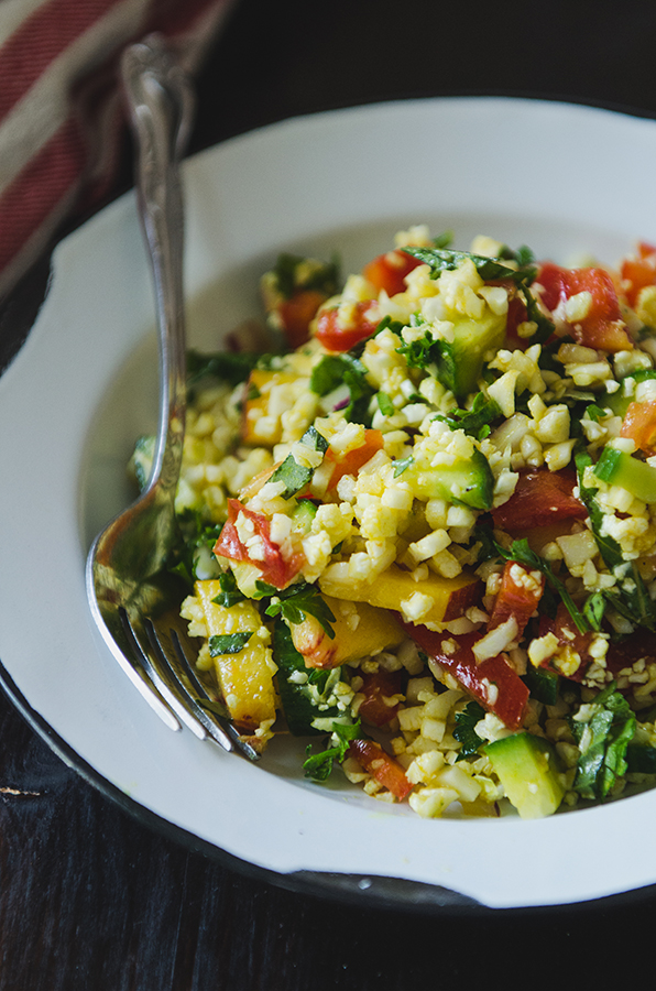 Turmeric Cauliflower Tabbouleh Salad with Veggies, Herbs & Peaches by @SoLetsHangOut is #paleo, #glutenfree and #vegan! #grainfree #turmeric #salad #tabbouleh #veggies #sidedish #latesummer 