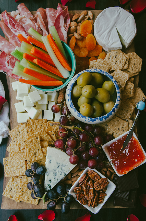 How To Build An Epic Gluten-Free Cheese Board by @SoLetsHangOut// perfect for #valentinesday! #cheeseboard #cheeseplate #cheese #glutenrfree #platter 