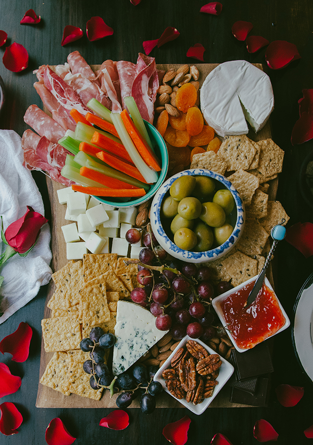 How To Build An Epic Gluten-Free Cheese Board by @SoLetsHangOut// perfect for #valentinesday! #cheeseboard #cheeseplate #cheese #glutenrfree #platter 