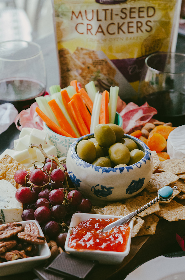 How To Build An Epic Gluten-Free Cheese Board by @SoLetsHangOut// perfect for #valentinesday! #cheeseboard #cheeseplate #cheese #glutenrfree #platter 