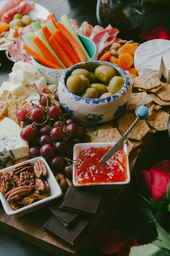 How To Build An Epic Gluten-Free Cheese Board by @SoLetsHangOut// perfect for #valentinesday! #cheeseboard #cheeseplate #cheese #glutenrfree #platter 