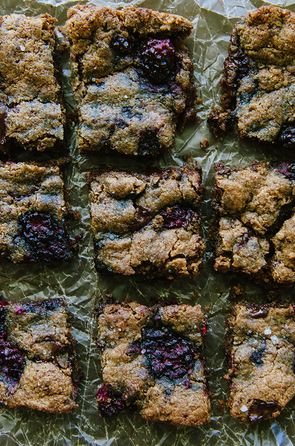 Grain-Free Dark Chocolate Chunk and Blackberry Blondies by @SoLetsHangOut // #glutenfree #paleo #keto #lowcarb #blondies #chocolate #blackberries #dessert