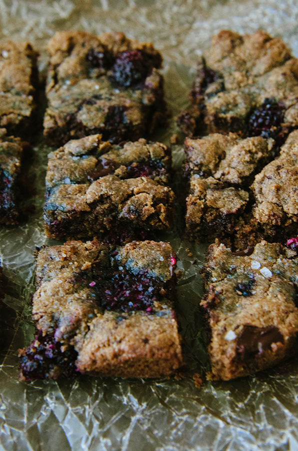 Grain-Free Dark Chocolate Chunk and Blackberry Blondies by @SoLetsHangOut // #glutenfree #paleo #keto #lowcarb #blondies #chocolate #blackberries #dessert