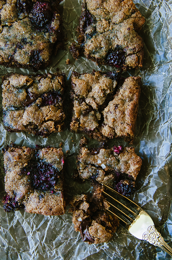 Grain-Free Dark Chocolate Chunk and Blackberry Blondies by @SoLetsHangOut // #glutenfree #paleo #keto #lowcarb #blondies #chocolate #blackberries #dessert