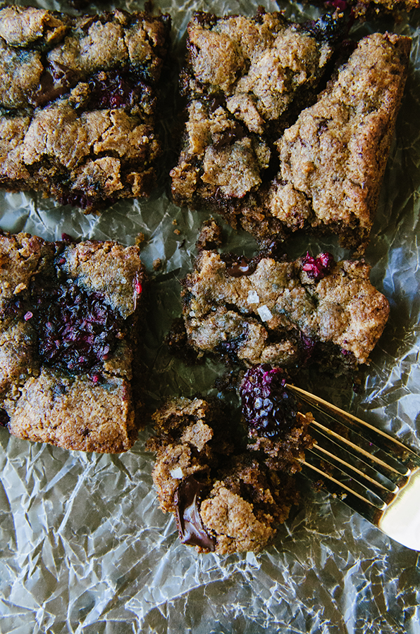 Grain-Free Dark Chocolate Chunk and Blackberry Blondies by @SoLetsHangOut // #glutenfree #paleo #keto #lowcarb #blondies #chocolate #blackberries #dessert