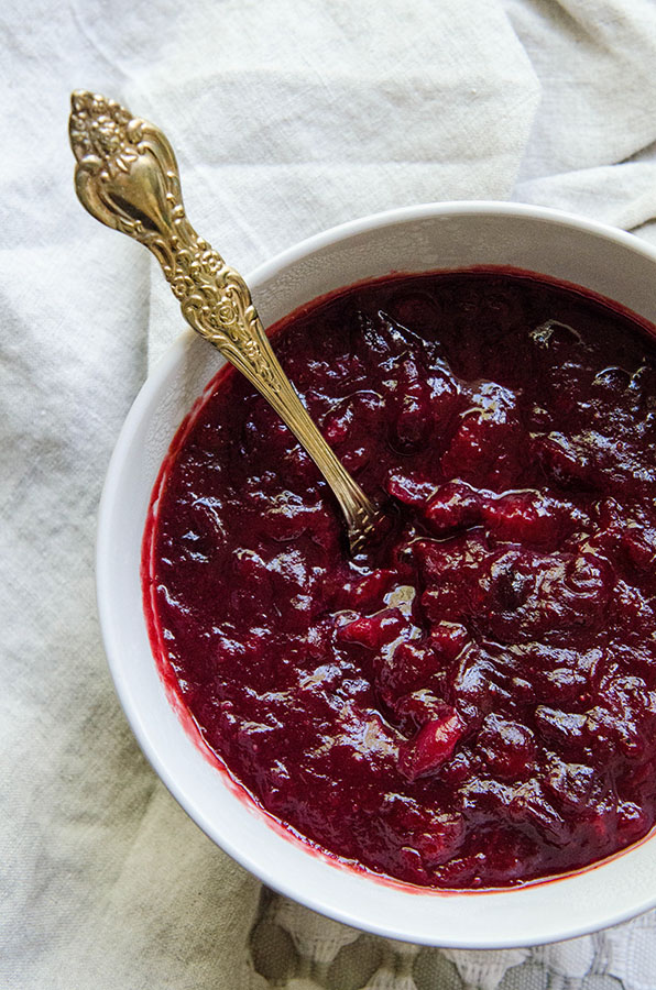 Easy Orange & Ginger Beer Cranberry Sauce by @SoLetsHangOut // #cranberrysauce #thanksgiving #paleo #glutenfree #cranberry #ginger #orange 