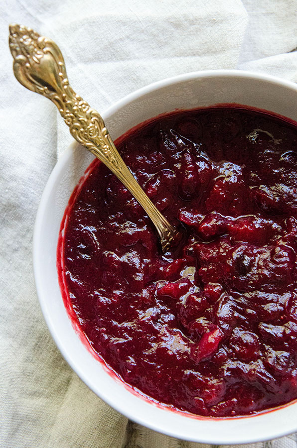 Easy Orange & Ginger Beer Cranberry Sauce by @SoLetsHangOut // #cranberrysauce #thanksgiving #paleo #glutenfree #cranberry #ginger #orange 