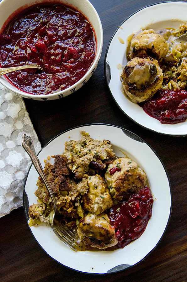 Easy Orange & Ginger Beer Cranberry Sauce by @SoLetsHangOut // #cranberrysauce #thanksgiving #paleo #glutenfree #cranberry #ginger #orange 