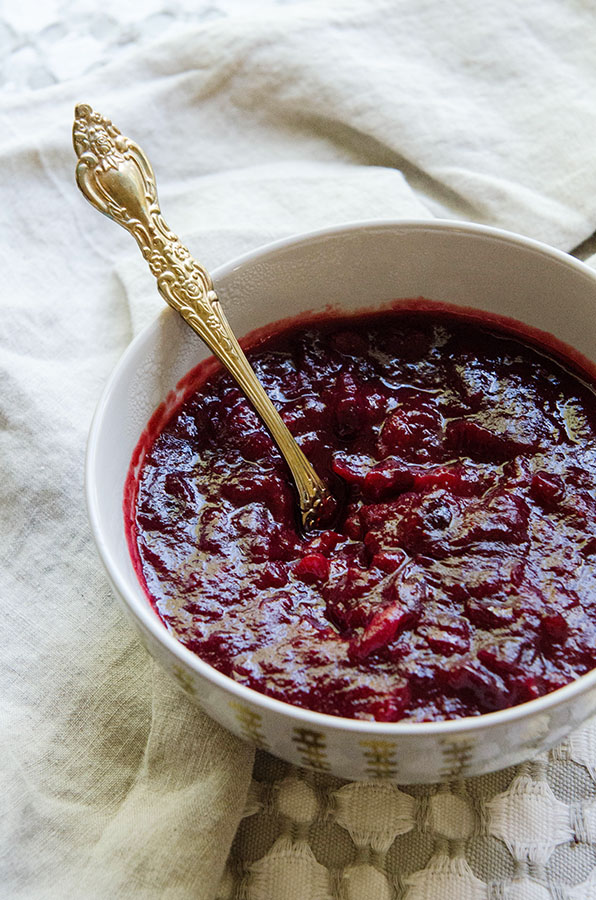 Easy Orange & Ginger Beer Cranberry Sauce by @SoLetsHangOut // #cranberrysauce #thanksgiving #paleo #glutenfree #cranberry #ginger #orange #easy