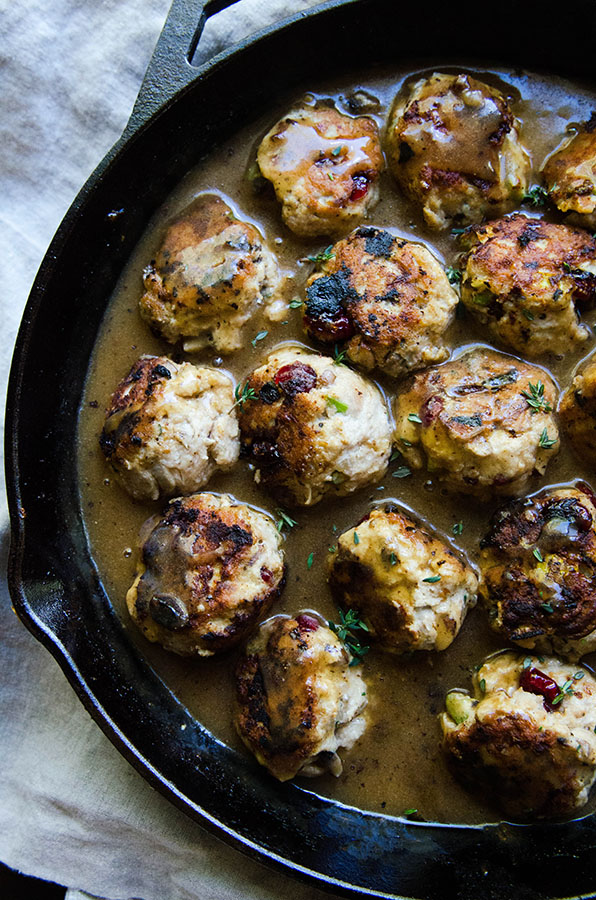 Thanksgiving Meatballs with Easy Pan Gravy by @SoLetsHangOut// #glutenfree #paleo #thanksgiving #grainfree #meatballs #gravy #easy #whole30