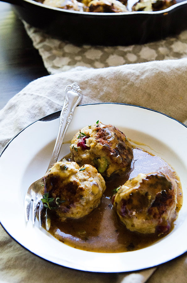 Thanksgiving Meatballs with Easy Pan Gravy by @SoLetsHangOut// #glutenfree #paleo #thanksgiving #grainfree #meatballs #gravy #easy #whole30