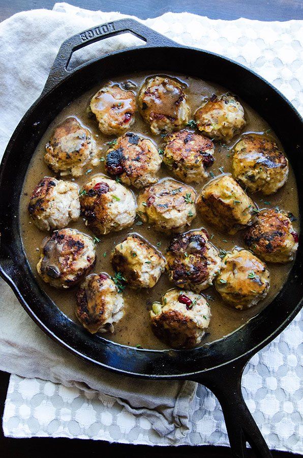 Thanksgiving Meatballs with Easy Pan Gravy by @SoLetsHangOut// #glutenfree #paleo #thanksgiving #grainfree #meatballs #gravy #easy #whole30